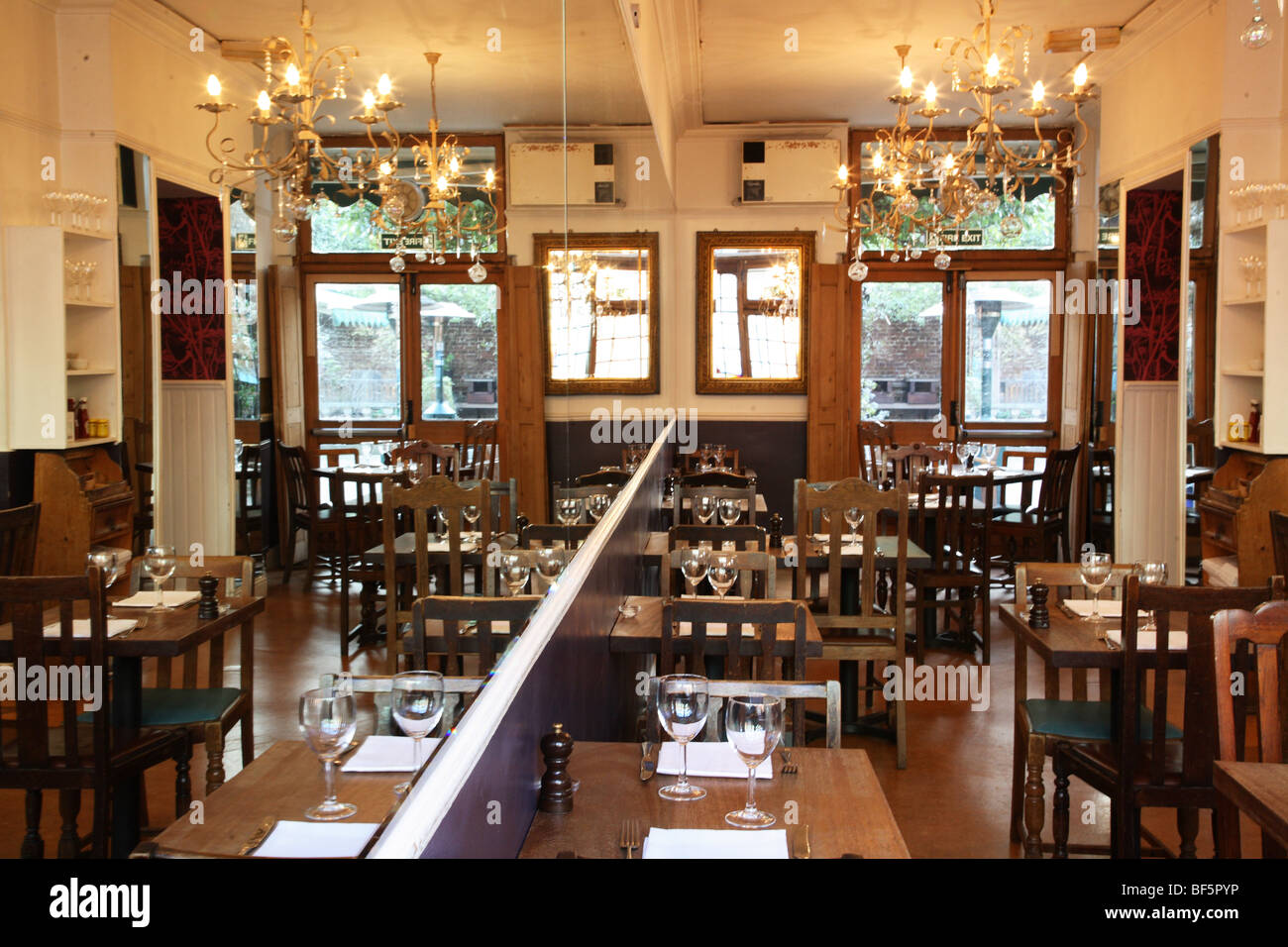 L'ingénieur à Camden, Londres. L'ingénieur est un pub tourné la gastro-pub où vous pouvez obtenir de la nourriture et des boissons. Banque D'Images