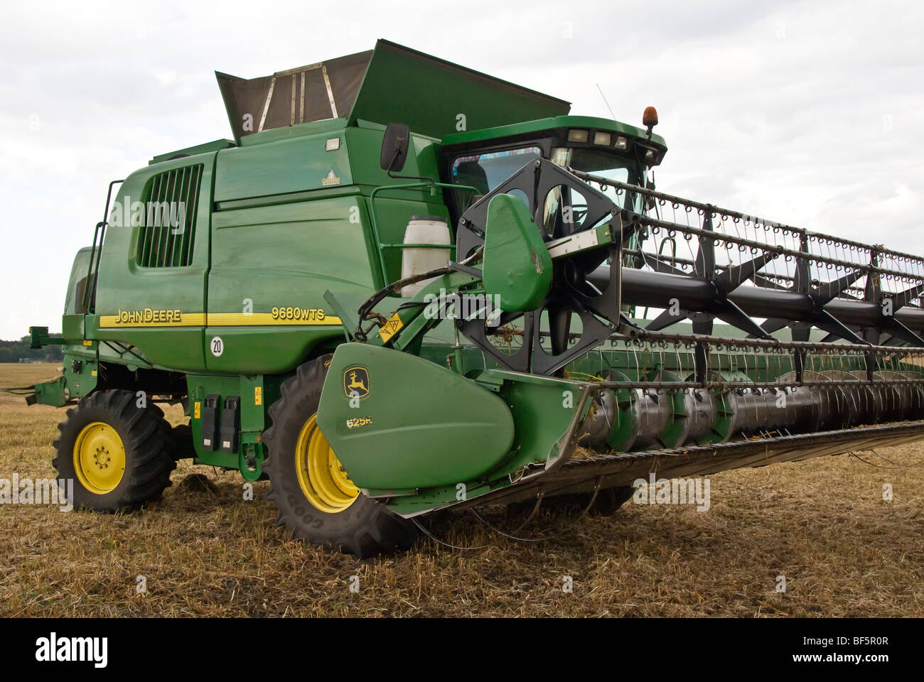 John Deer combiner la récolte de soja, de l'Ukraine Banque D'Images