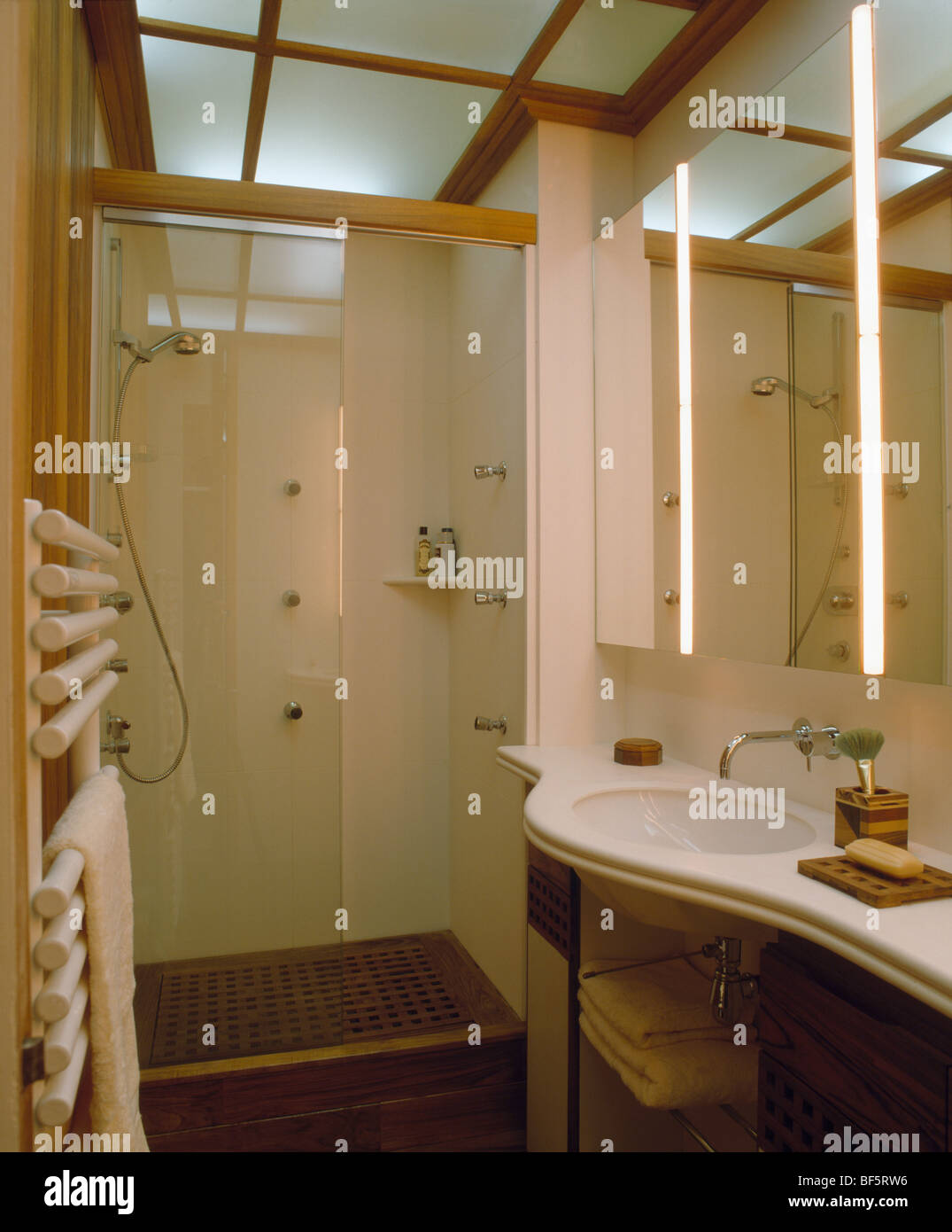 Panneaux de verre opaque en plafond dans salle de bains moderne avec  éclairage de bande sur le côté de l'armoire miroir mural Photo Stock - Alamy