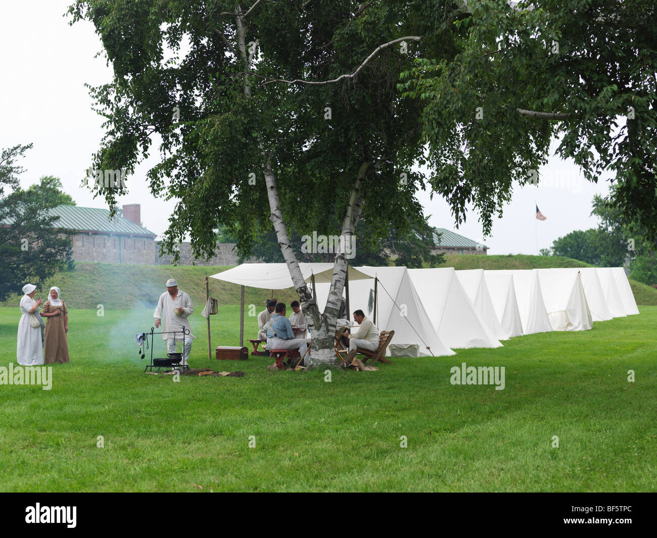 Le Canada, l'Ontario, Fort Erie, le Vieux Fort Érié, guerre de 1812 participants en costume d'établir au camp Banque D'Images