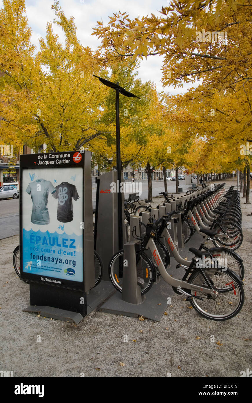 Station Bixi sur la Rue de la commune dans le Vieux Port de Montréal. Le Bixi est un système de vélo partagé public de la ville de Montréal. Banque D'Images