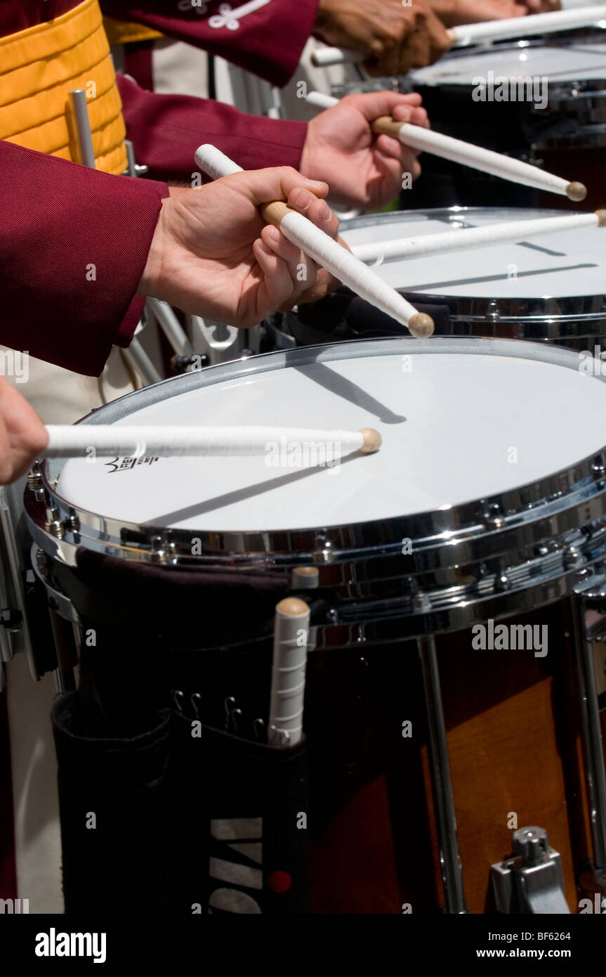 Le batteur joue dans une fanfare à Bristol Rhode Island défilé du 4 juillet Banque D'Images