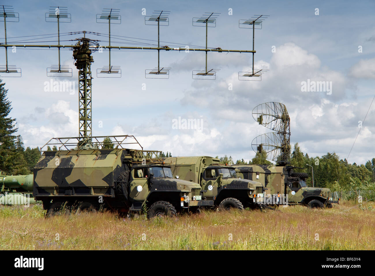 Les véhicules de l'Radar Issaïev soviétique Neva S-125/Pechora système de missiles sol-air sur l'affichage à Tuusula, musée de la Finlande Banque D'Images