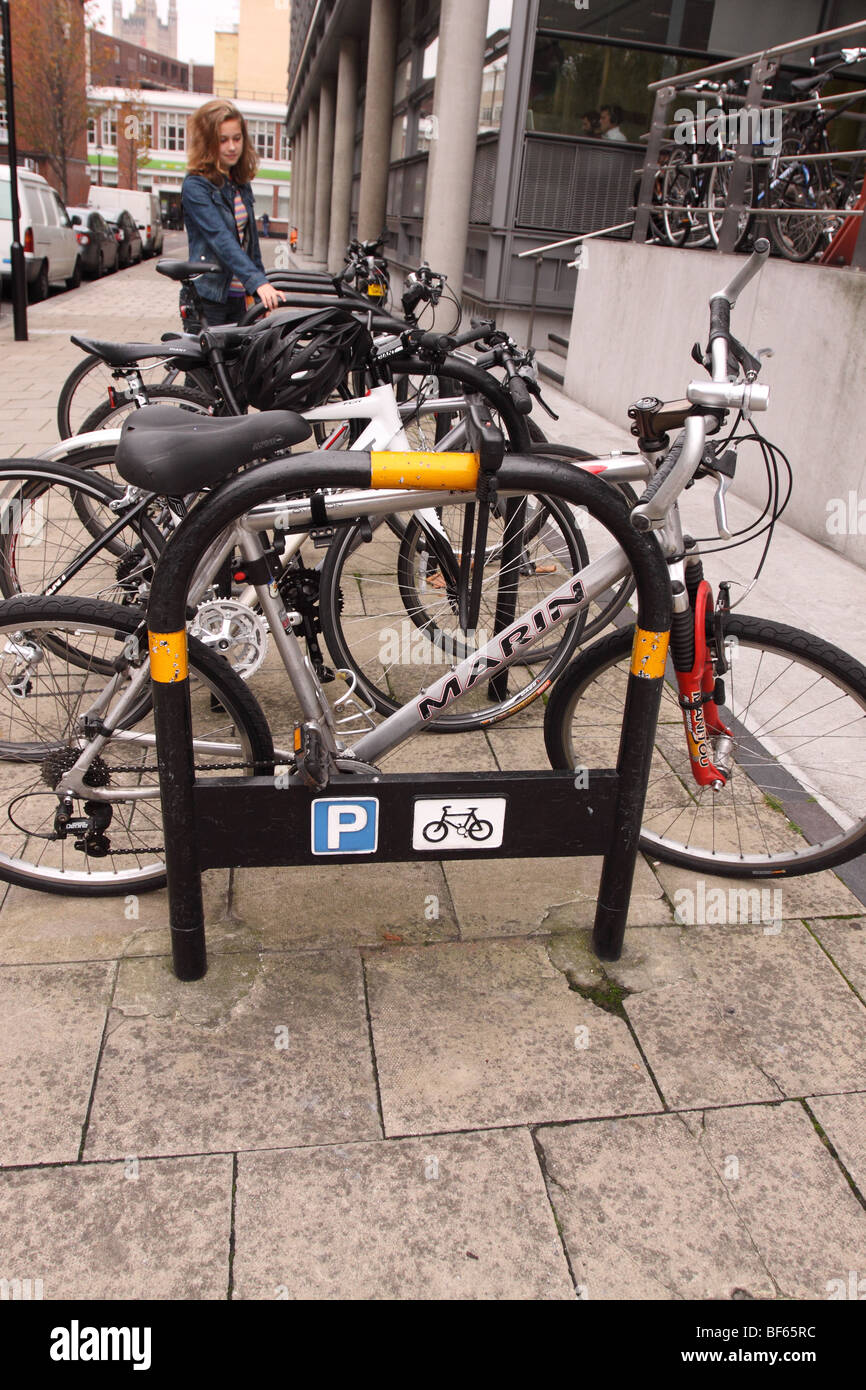 Location stationnement désigné cycle rack dans Westminster London Banque D'Images