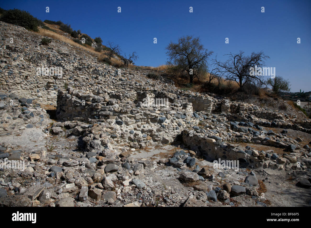 Logements circulaire ronde excavées au néolithique ancien règlement village archéologique république de Chypre Banque D'Images