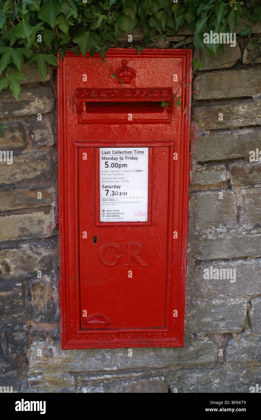 Post box à Hathersage, Derbyshire Banque D'Images
