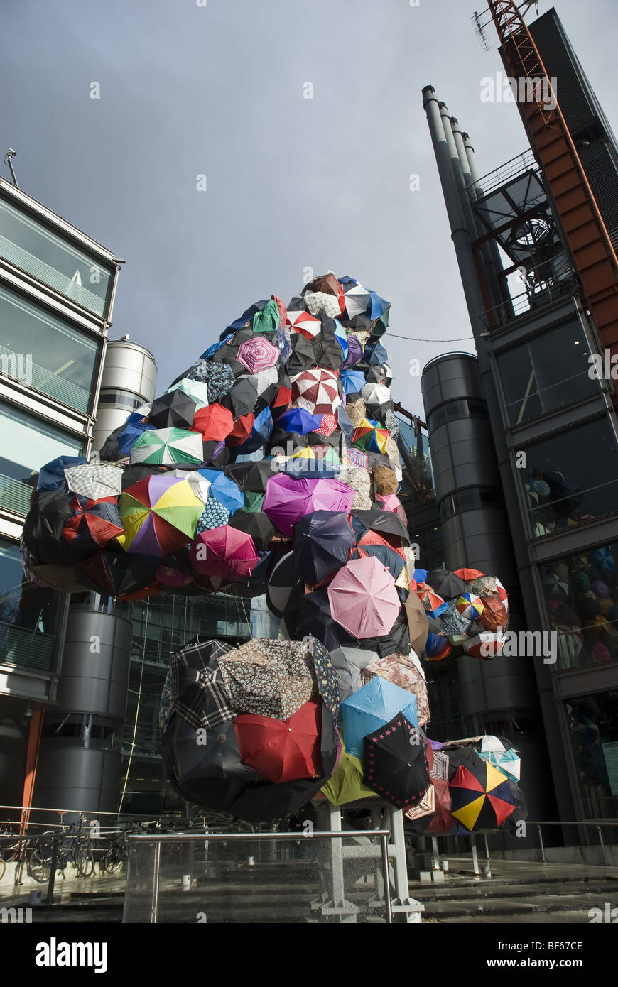 Le canal 4 building à Londres, avec une statue couverte de parapluies dans le parvis. Banque D'Images