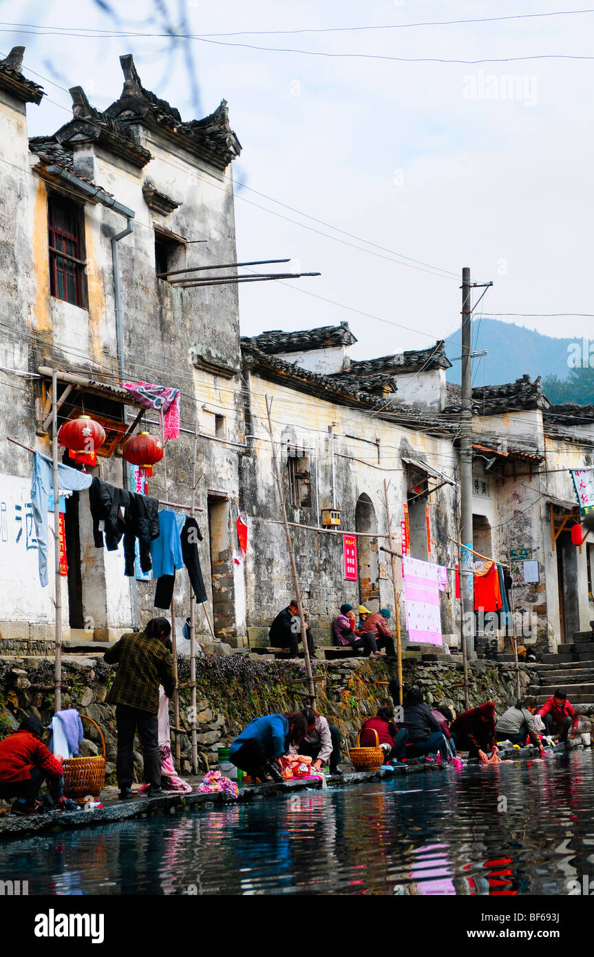 Les femmes chinoises chiffon laver au bord de la rivière, Big Likeng, Wuyuan County, province de Jiangxi, Chine Banque D'Images