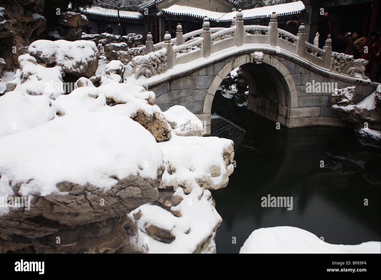 Pont voûté en pierre dans le parc Beihai en hiver, Beijing, Chine Banque D'Images