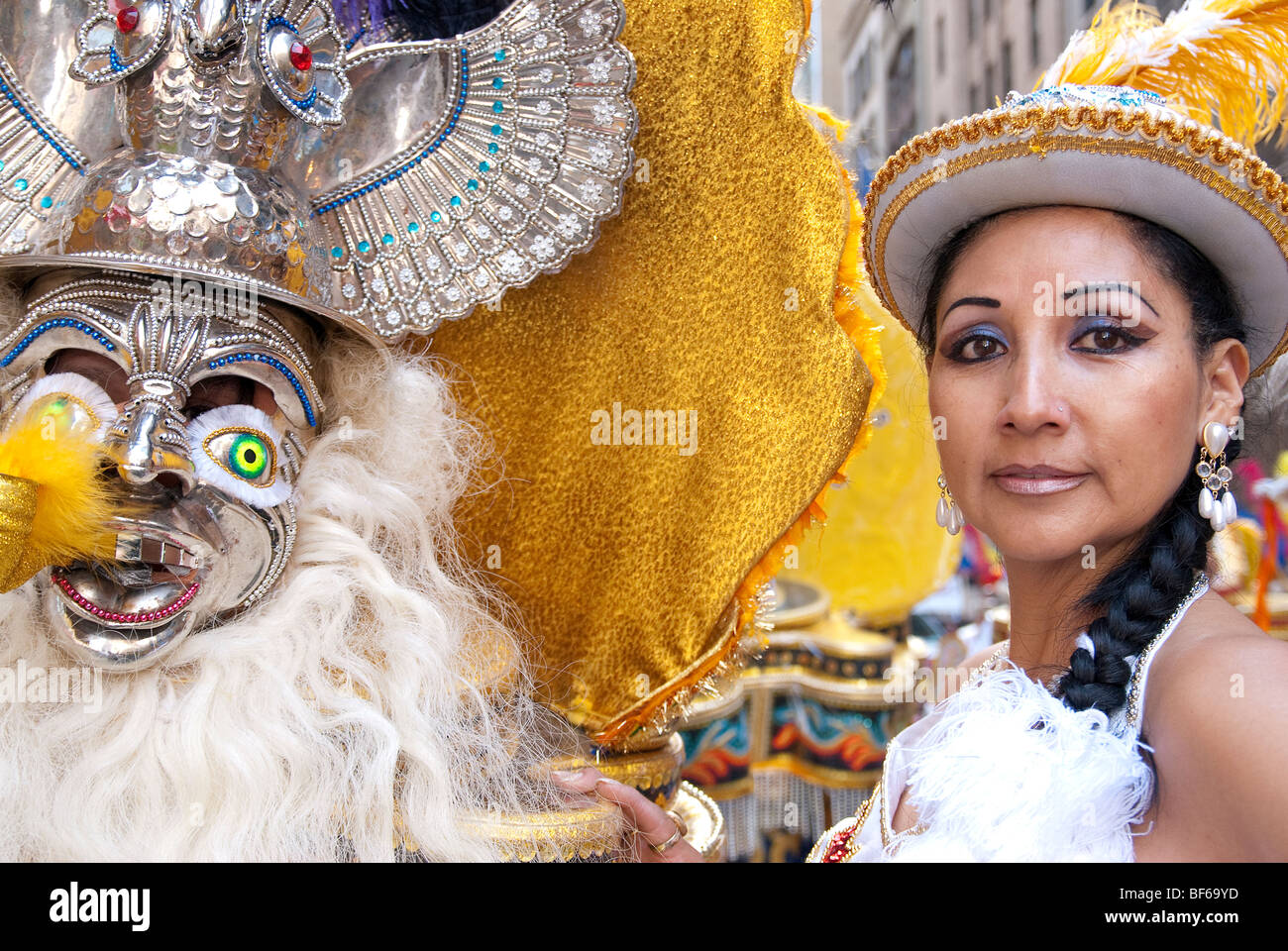 Costume folklorique bolivienne, annuel Hispanic Day Parade sur la 5e Avenue, New York City, la célébration de l'héritage hispanique Banque D'Images