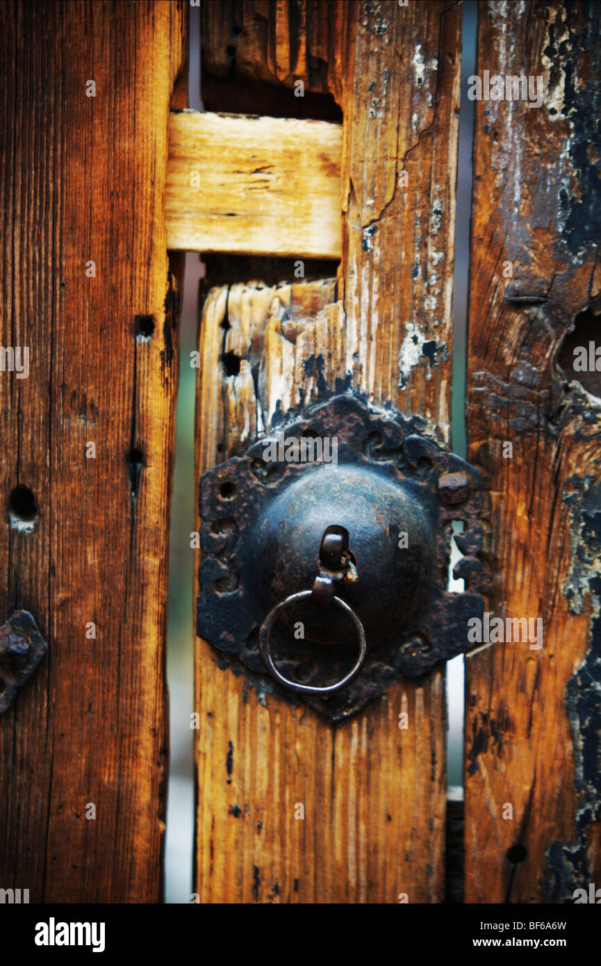 Poignée de porte ancienne en bois et d'une cour traditionnelle de maison à Hutong, Beijing, Chine Banque D'Images