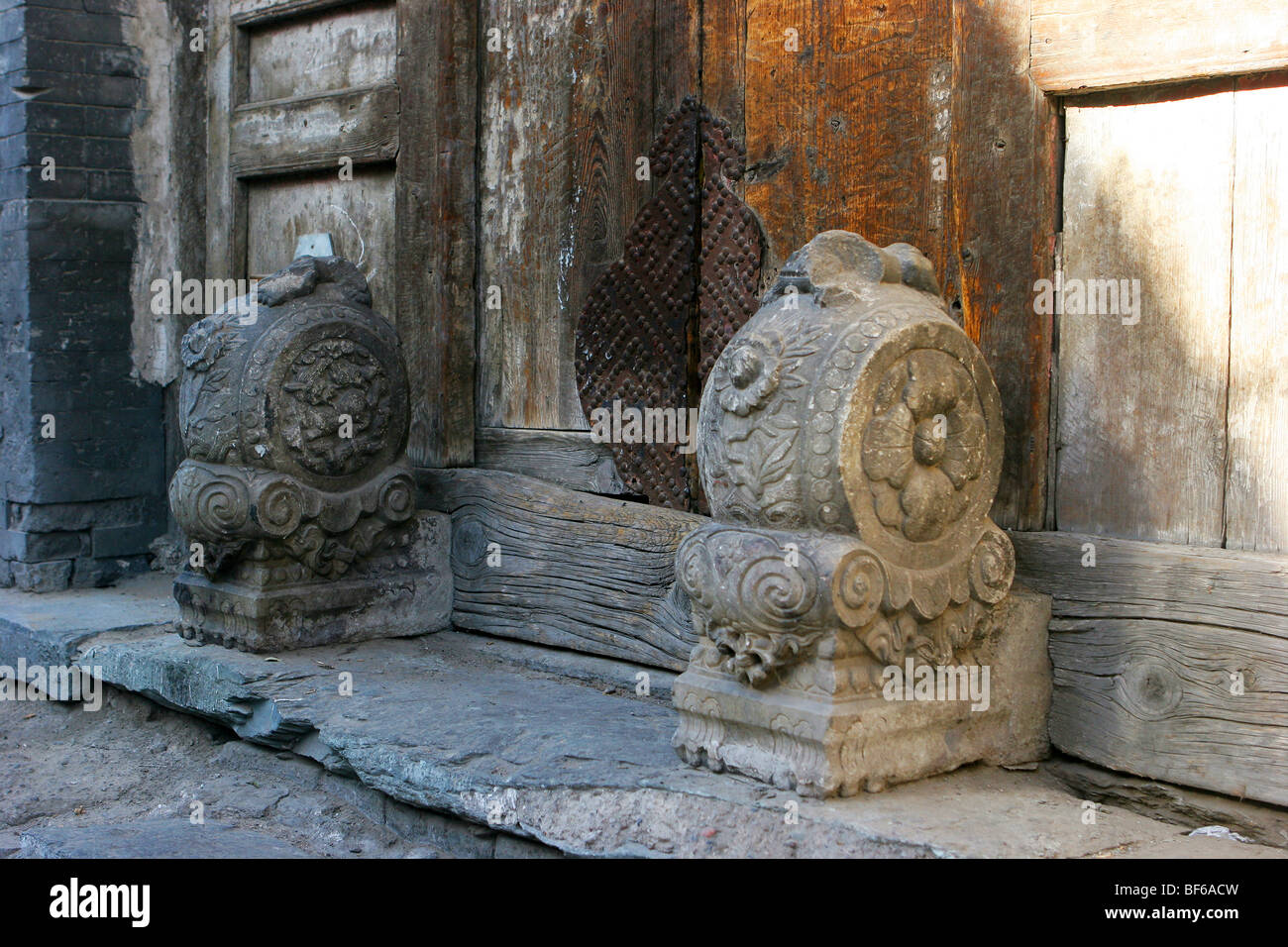 Une paire de Sculpté en pierre Mendun gardant la porte d'un Hutong courtyard House, Beijing, Chine Banque D'Images