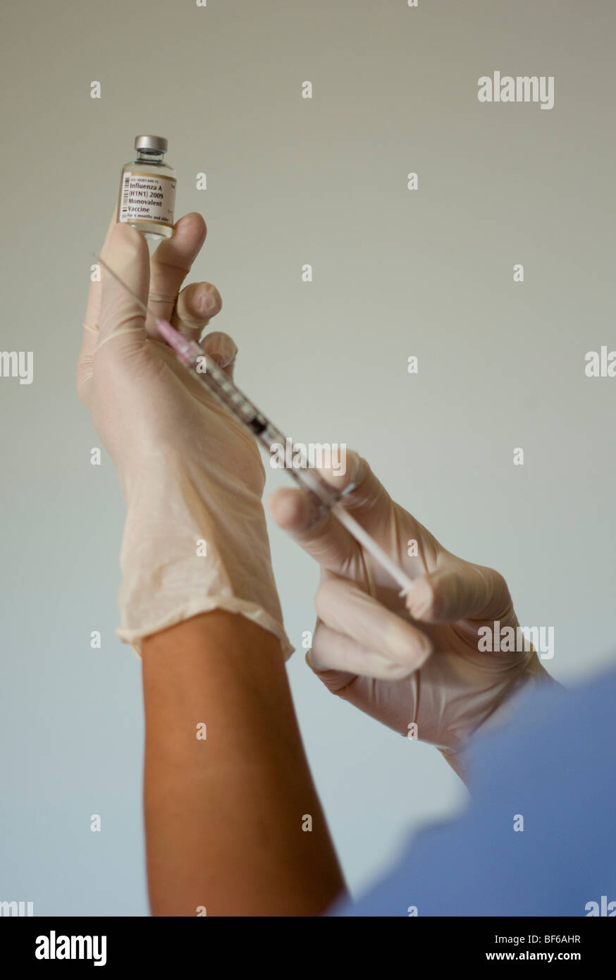 Nurse preparing vaccin contre la grippe porcine Banque D'Images