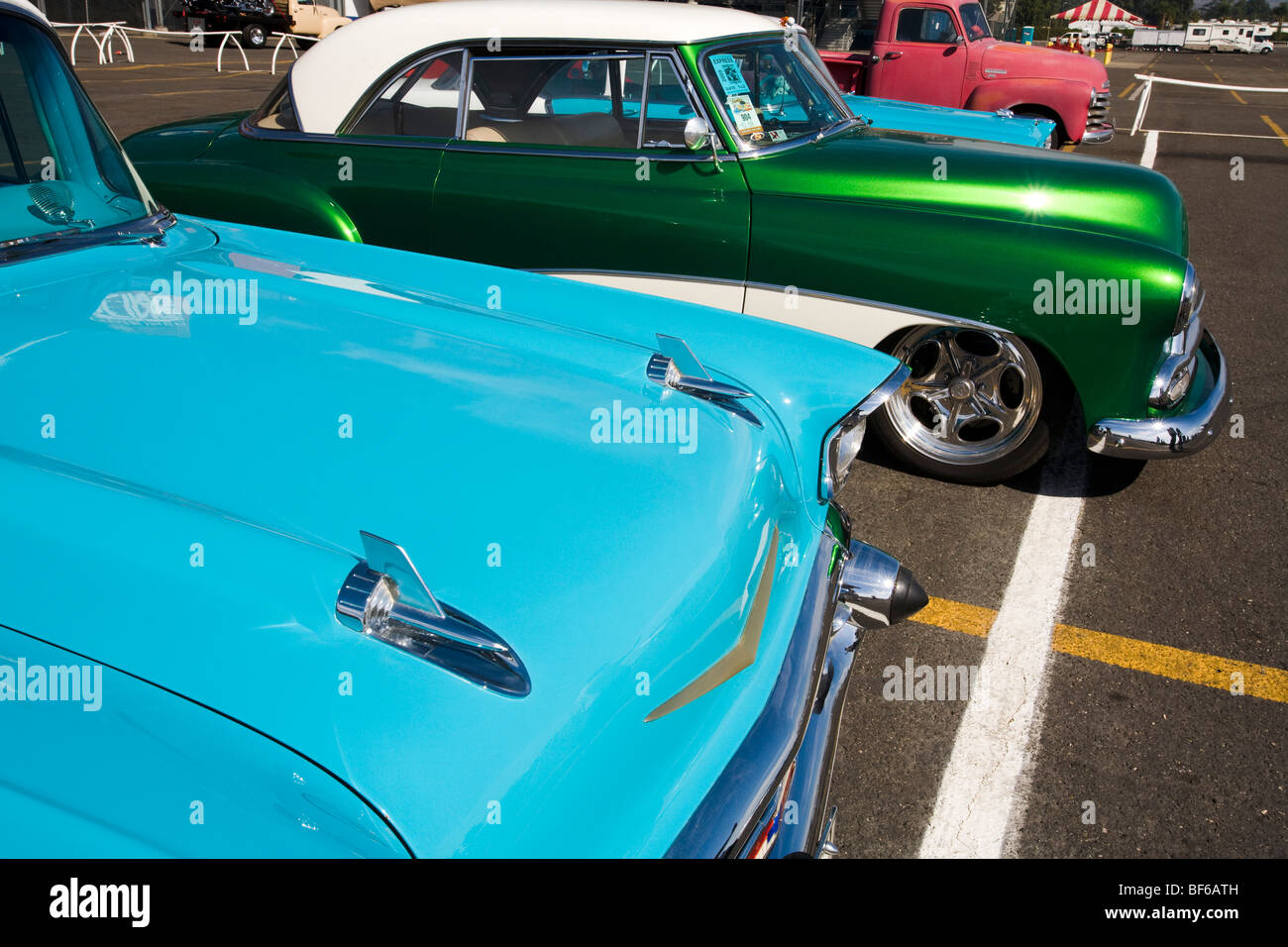 Voitures anciennes à la Pomona Swap Meet Auto pour les voitures, antiqie  automobiles, pièces de voiture, etc. Los Angeles County, Californie,  États-Unis d'Amérique Photo Stock - Alamy