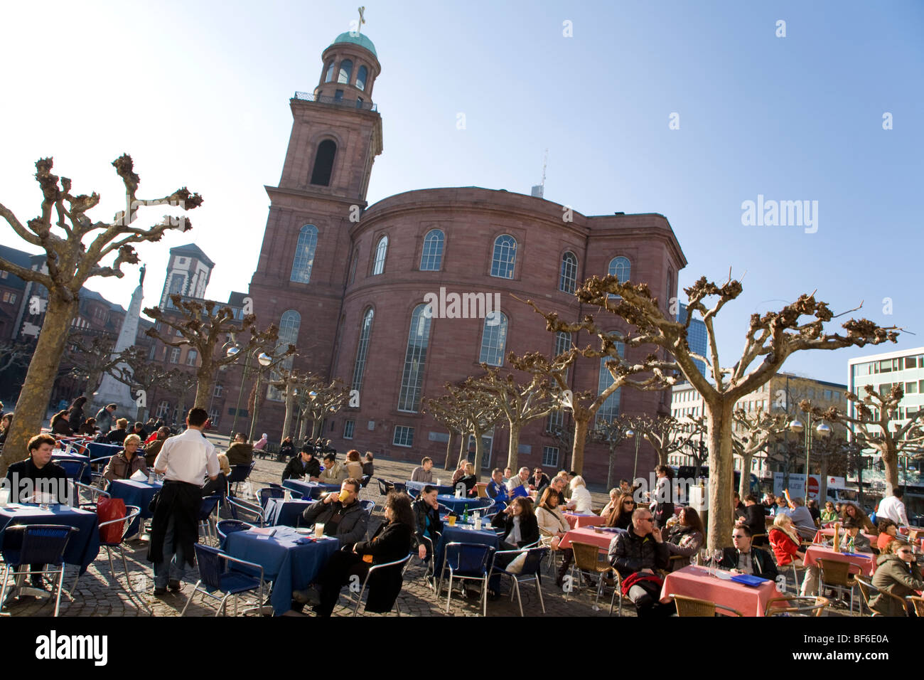 Café, Place Paulsplatz, Église Paulskirche, Francfort, Hesse, Allemagne Banque D'Images