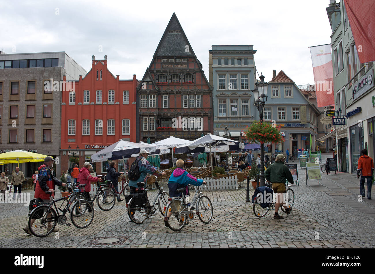 Les cyclistes, du centre-ville, Cuxhaven, Basse-Saxe, Allemagne. Banque D'Images