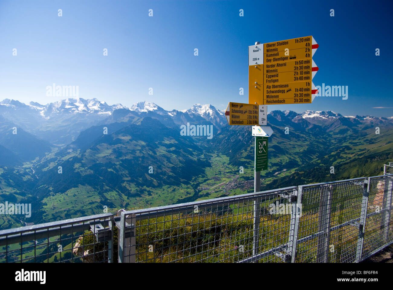 Vue depuis le mont Niesen (2336 mètres de haut) Alpes Suisses Banque D'Images