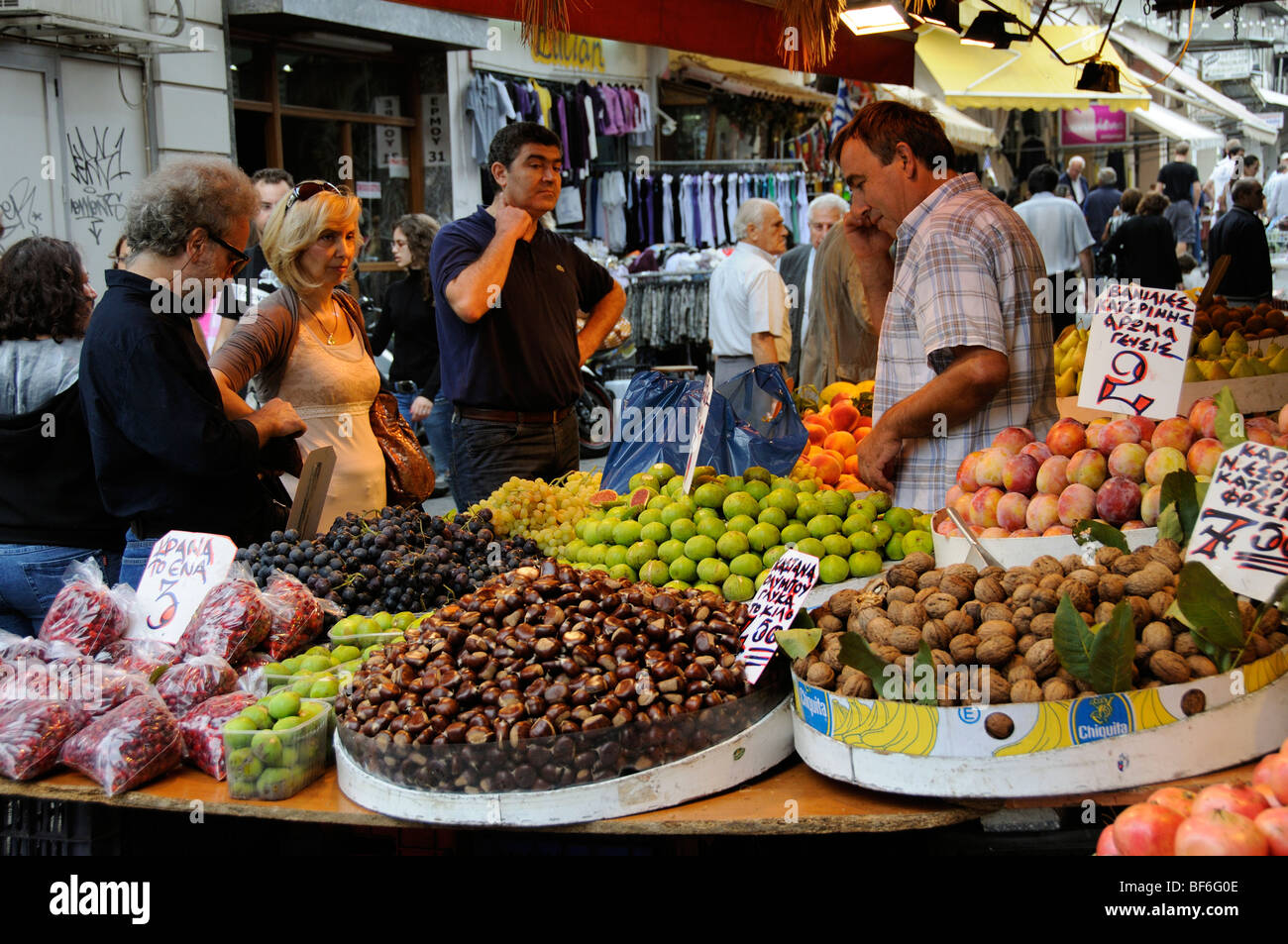 Les clients qui achètent leurs fruits d'une échoppe de marché dans le centre-ville de Thessalonique Banque D'Images