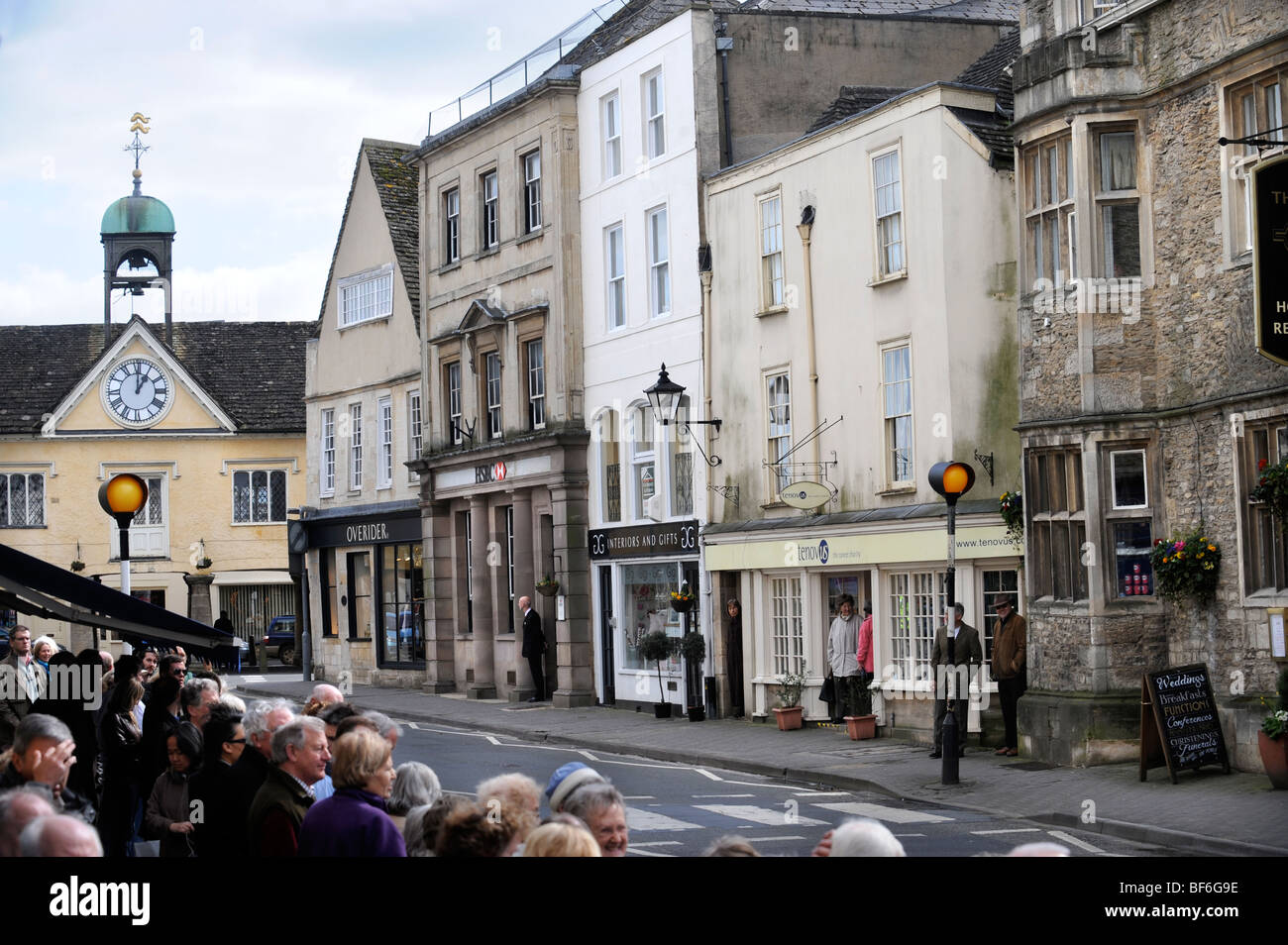 Ligne de foules les trottoirs à Tetbury Gloucestershire avant une visite royale UK Banque D'Images