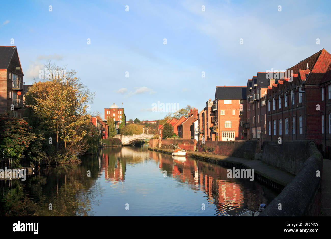 Avec l'évolution de la rivière Wensum moderne sur les quais, près de pont de Whitefriars, Norwich, Norfolk, Royaume-Uni. Banque D'Images