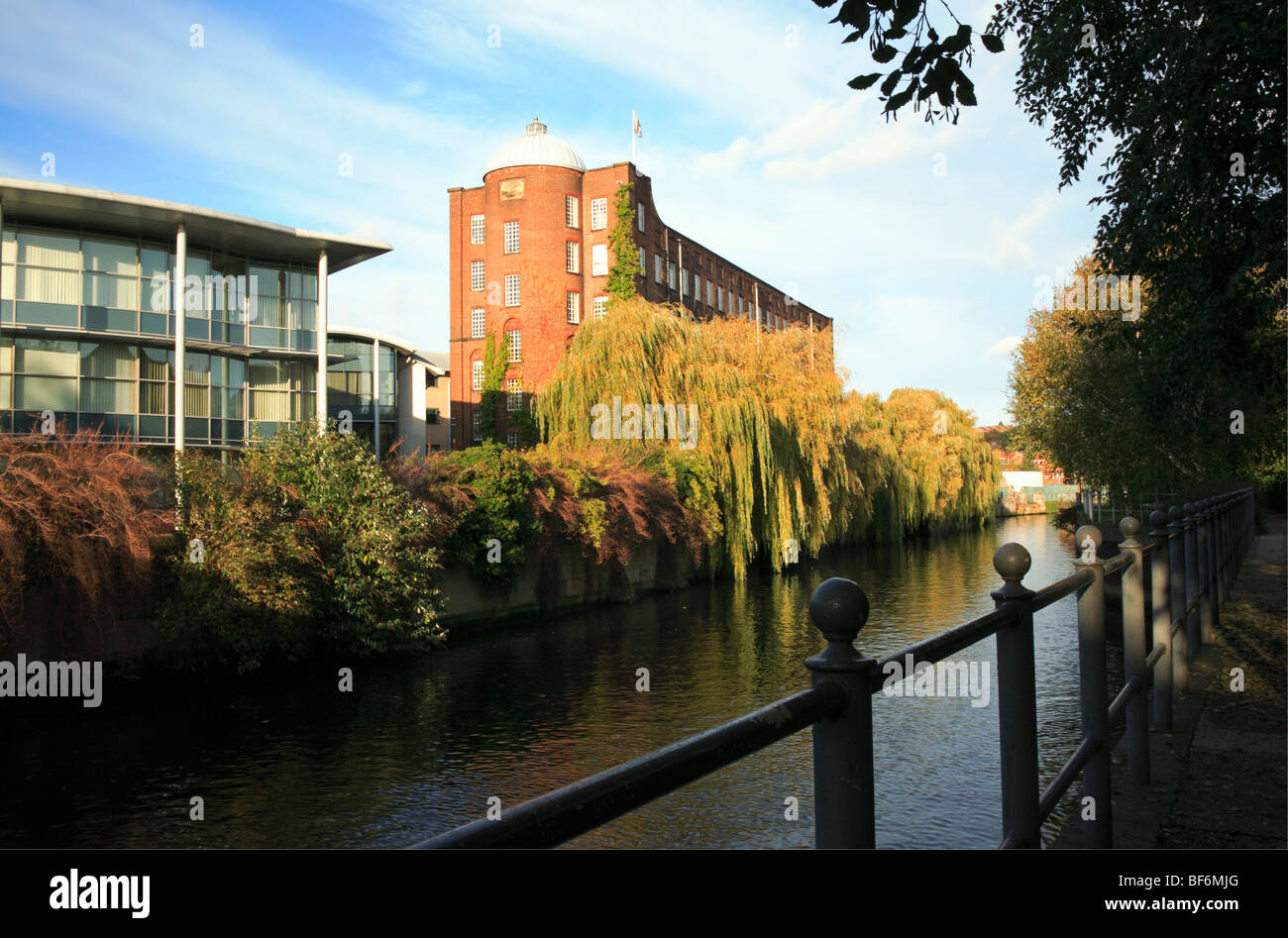 Section de la rivière bordées à Wensum Norwich, Norfolk, Royaume-Uni, avec un mélange d'anciens et nouveaux développements. Banque D'Images