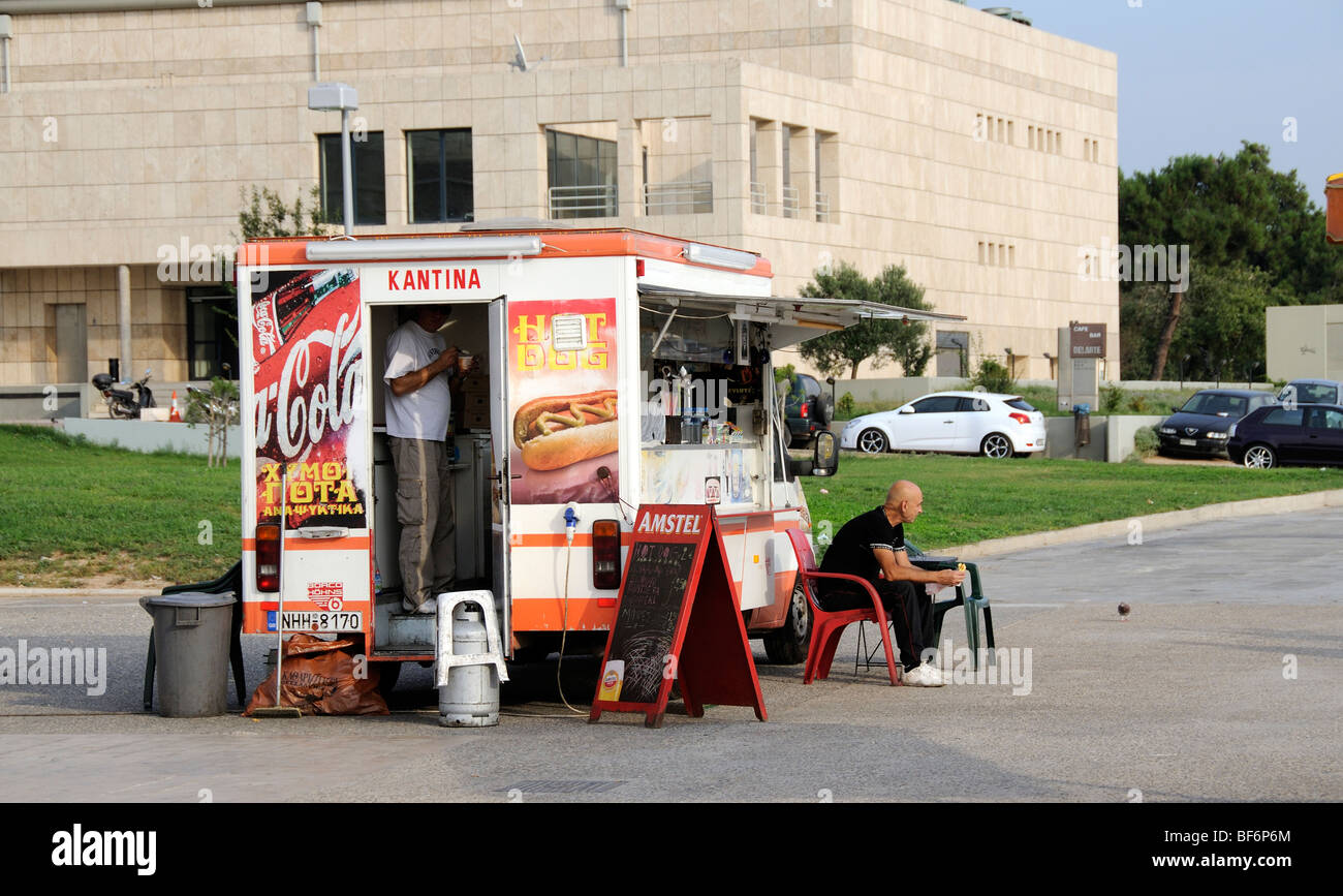 Piscine restauration mobile véhicule vendant de la nourriture et boisson dans le centre de Thessalonique en bordure nord de la Grèce Banque D'Images