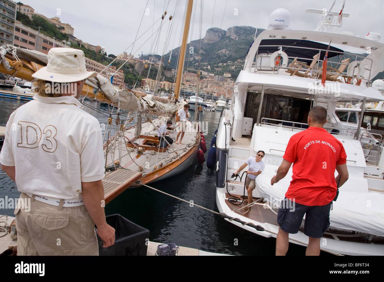 Yacht à moteur, Manœuvre d'accostage, Marina, Monaco, Cote d Azur, Provence, France Banque D'Images