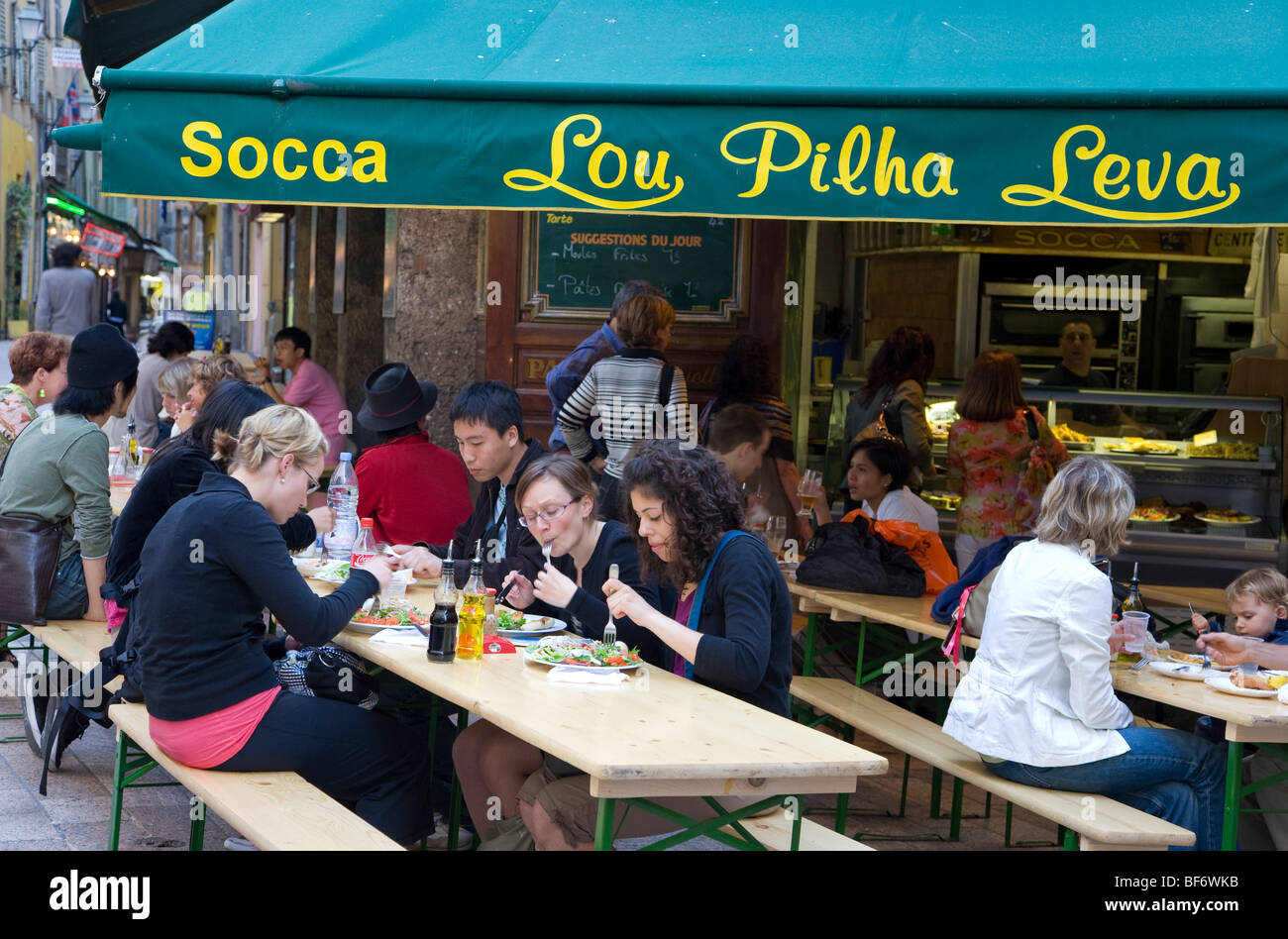 Lou Pilha Leva manger la socca, Galette de pois chiches, spécialité typique, Nice, Cote d Azur, Provence, France Banque D'Images