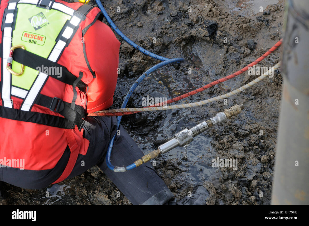 Fireman en utilisant le lançon pour secourir la victime du naufrage / boue le sable Banque D'Images