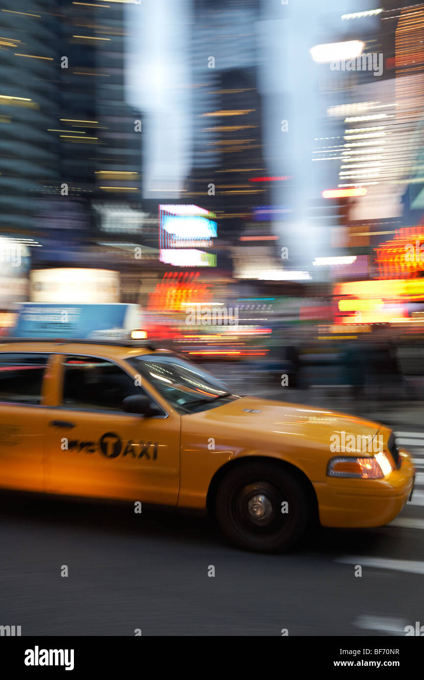 New York taxi en mouvement par Times Square, Manhattan, New York Banque D'Images