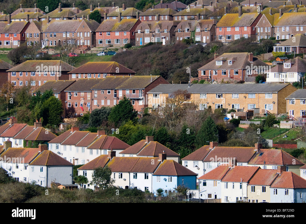 Rangées de maisons sur une colline donnant sur Newhaven, Sussex, Angleterre. Banque D'Images