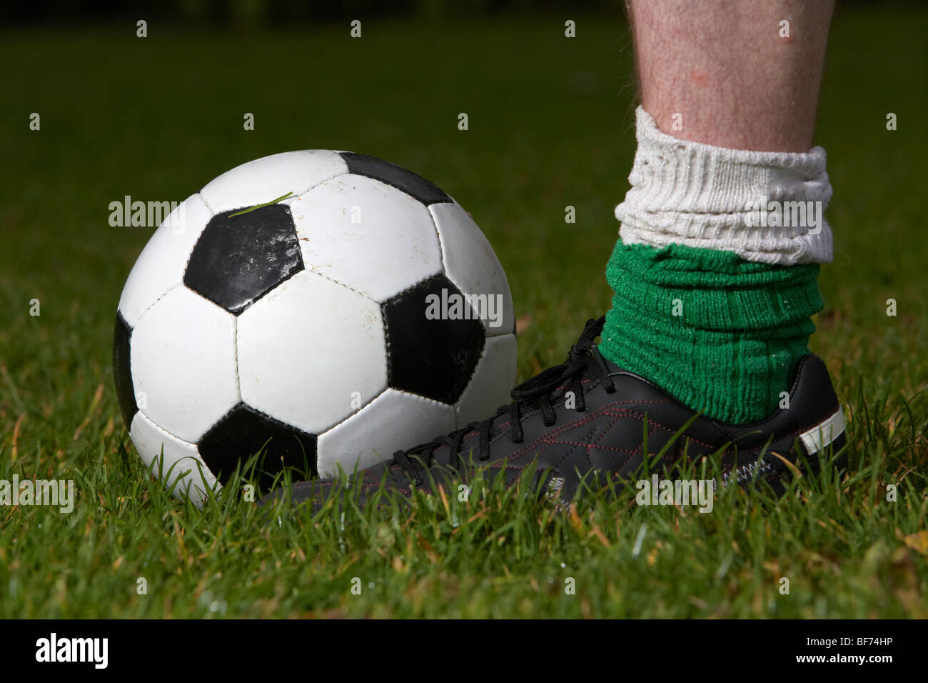 Football soccer player abordant la balle avec son pied Banque D'Images