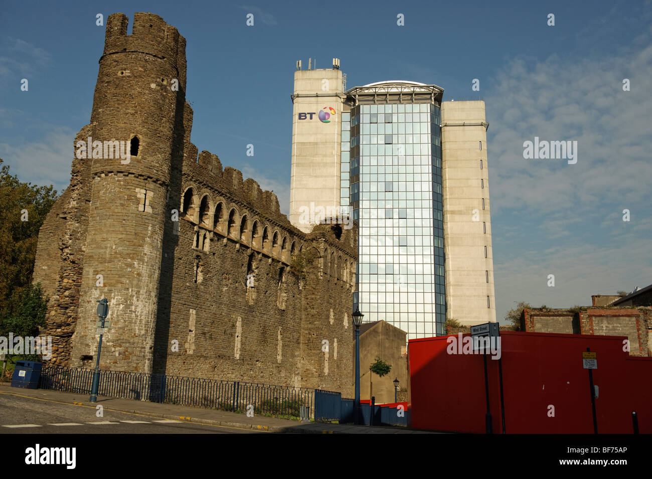 Anciennes et nouvelles - BT (British Telecom) tower building et ruines, Swansea Wales UK Banque D'Images