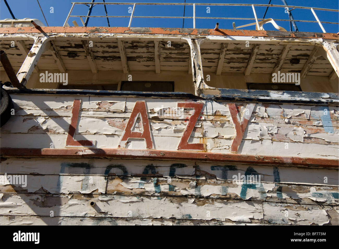 Peinture écaillée sur un vieux bateau à vapeur plaisir appelé 'Lazy Days' en attente de restauration dans un chantier naval en Grèce. Banque D'Images