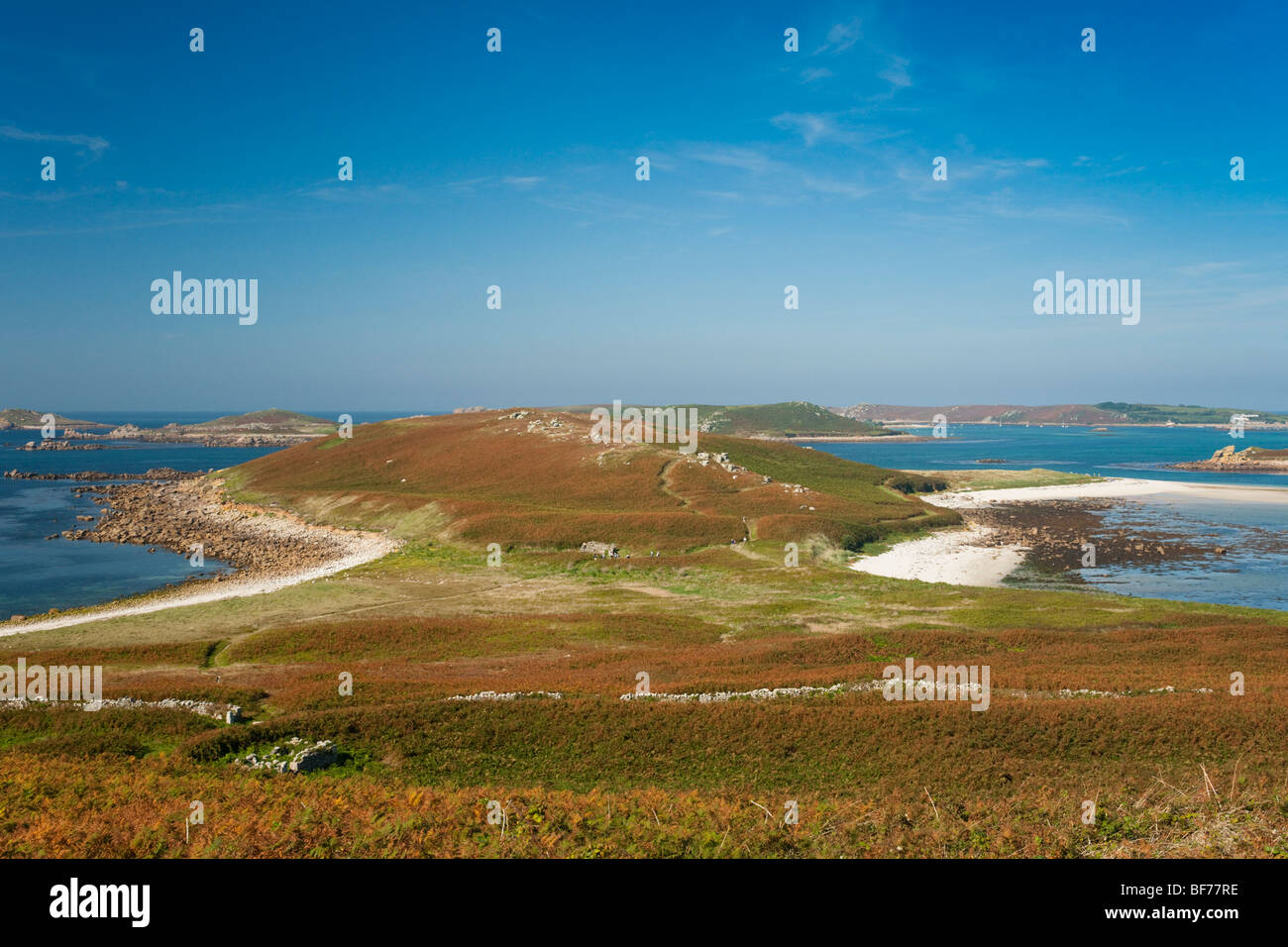 Vue depuis la colline du Sud sur Samson, en direction de North Hill sur l'ensemble de la Samson deerpark wall, Îles Scilly Banque D'Images