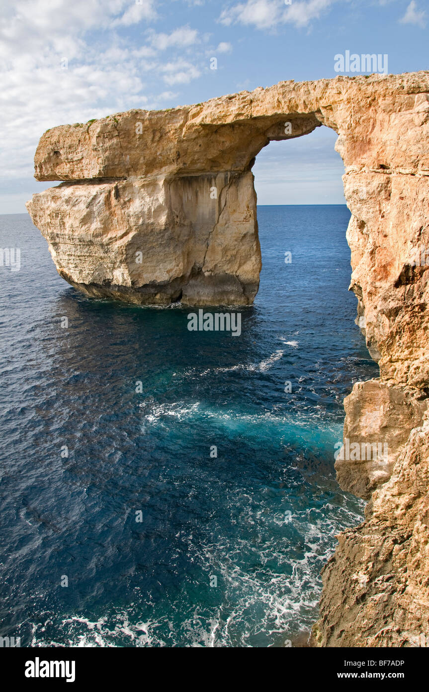 Point de Dwerja Fenêtre d'Azur Gozo Malte mer arch rock naturel Banque D'Images