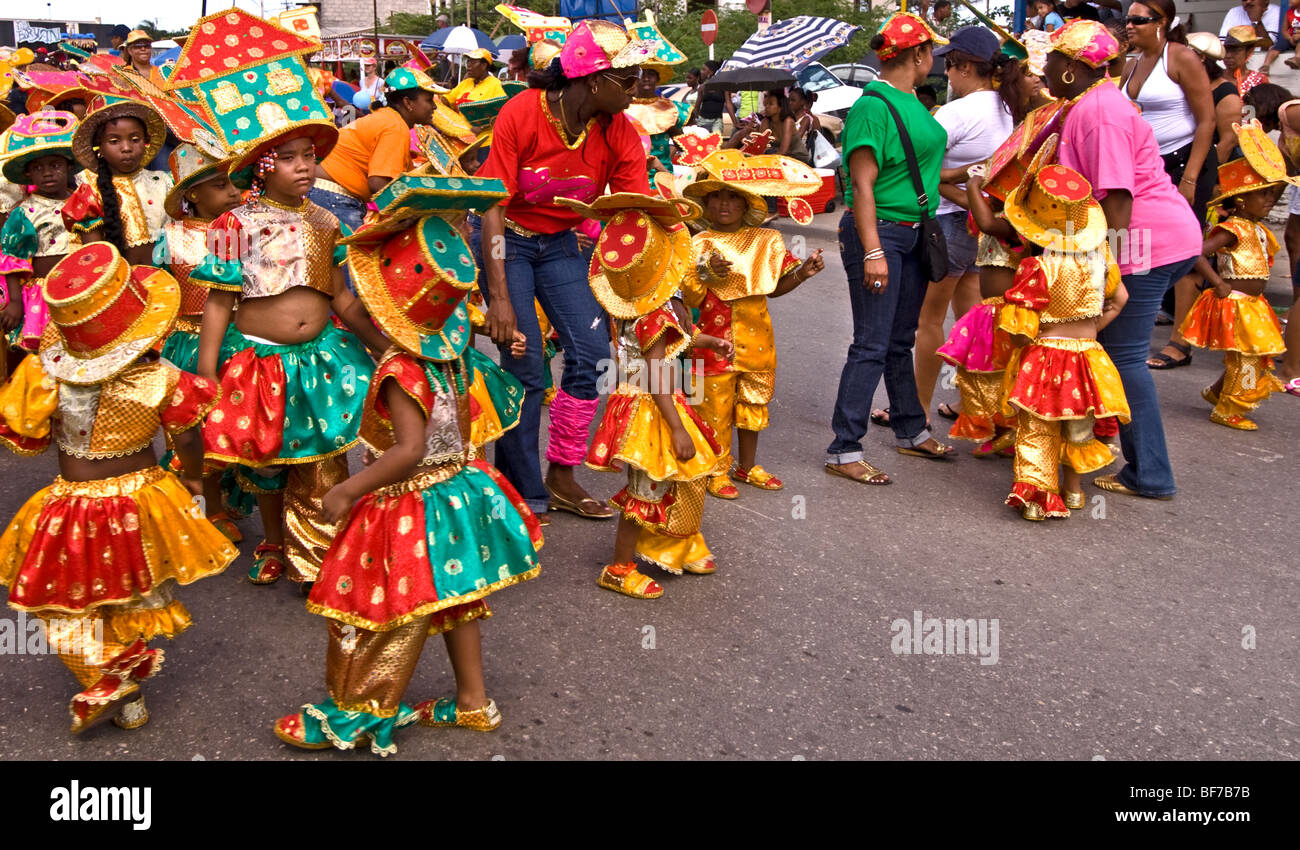 Les jeunes enfants guidés dans leur danse de routine par leurs parents durant le défilé du carnaval, Curacao Banque D'Images