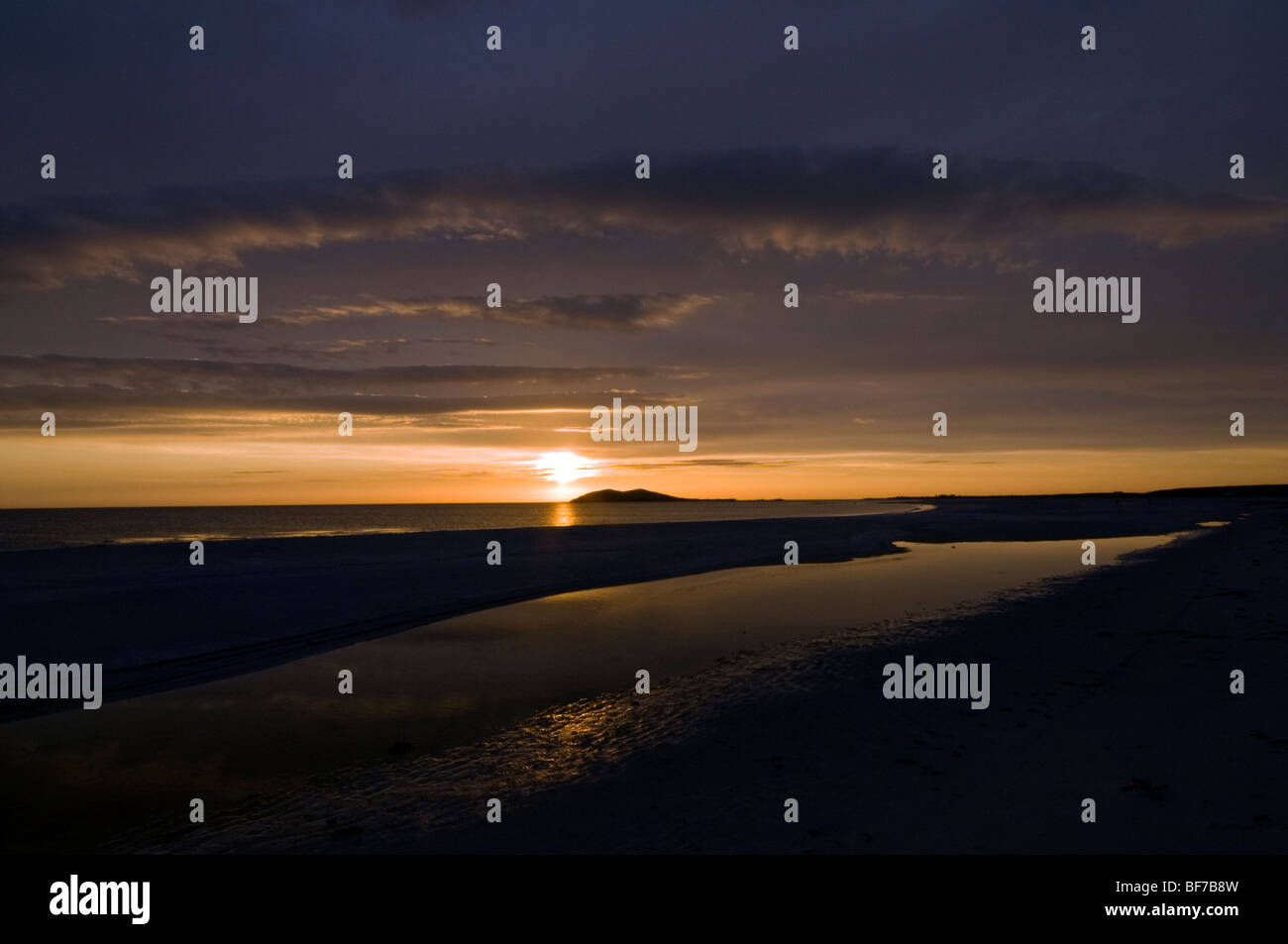 Beau Coucher du soleil à vers Orosay INNSE GALL, Eilean, South Uist, Ecosse, Royaume-Uni Banque D'Images