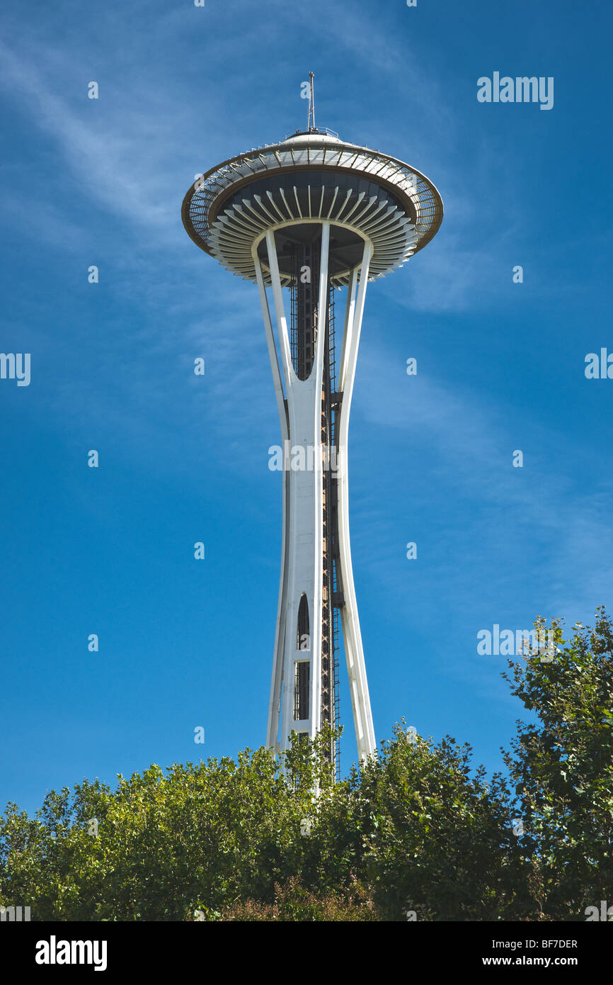 Le célèbre Space Needle landmark building contre un ciel bleu et vert des arbres dans l'été à Seattle, Washington, USA. Banque D'Images