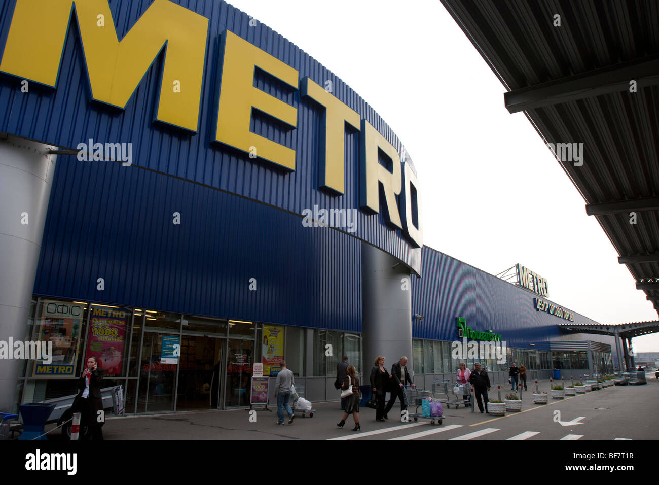 Metro Cash Carry Shop In Banque De Photographies Et D images Haute metro-cash-carry-shop-in-banque-de-photographies-et-d-images-haute