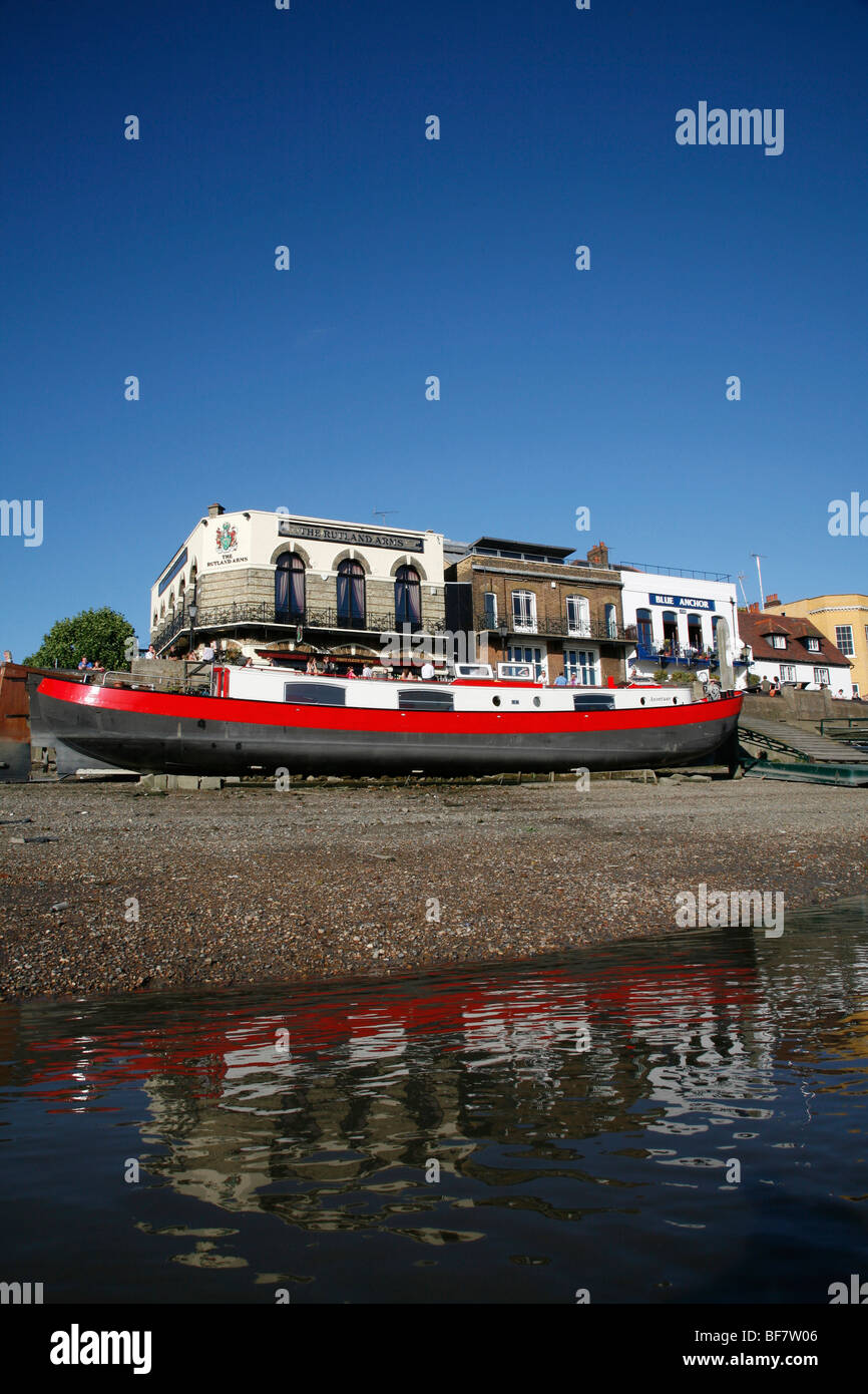 The Wellesley et Blue Anchor pubs sur les rives de la Tamise à Lower Mall, Hammersmith, London, UK Banque D'Images