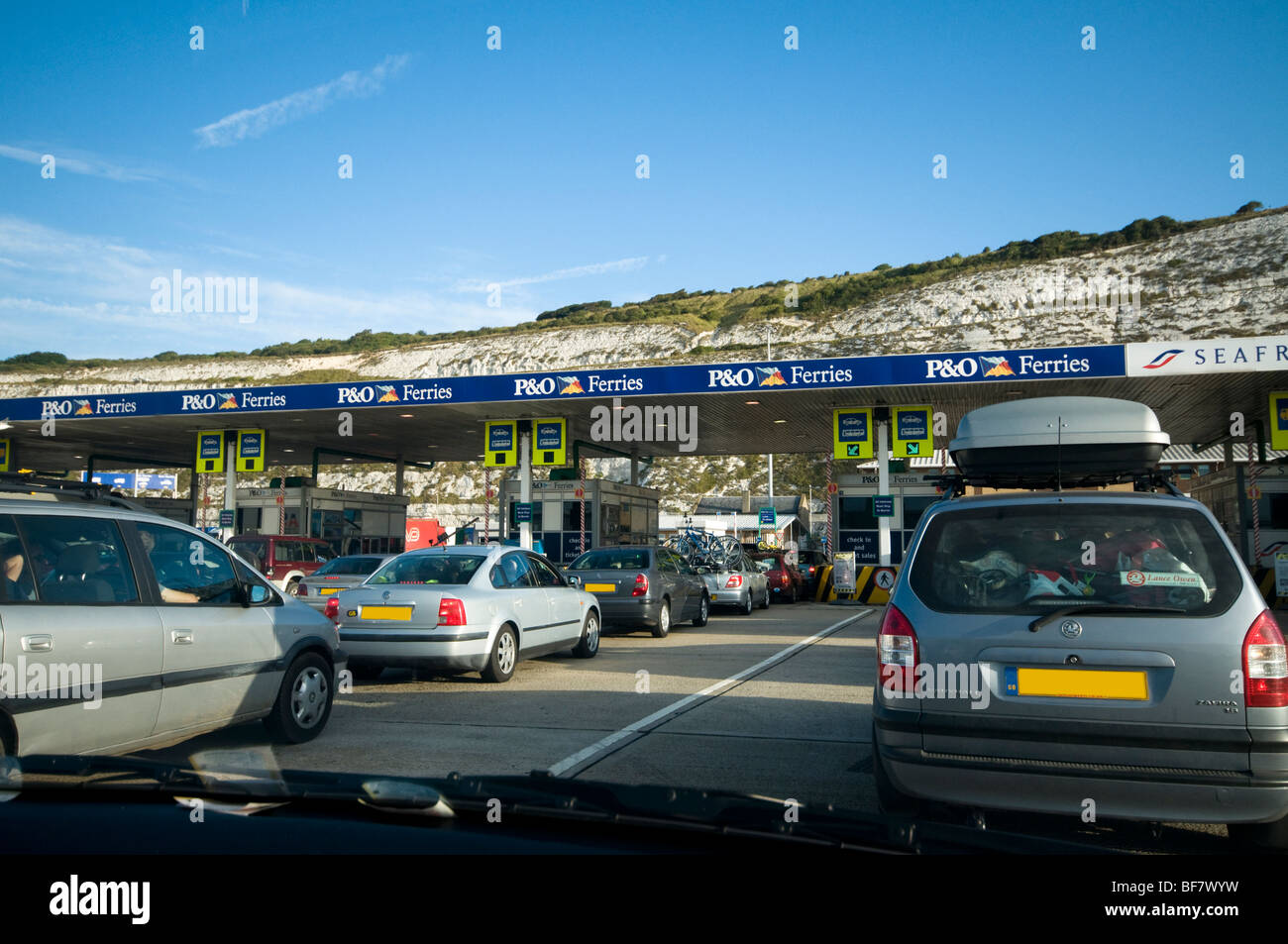 Les voitures en attente de l'arrivée d'aller sur le ferry pour la France, Dover, Kent, UK Banque D'Images