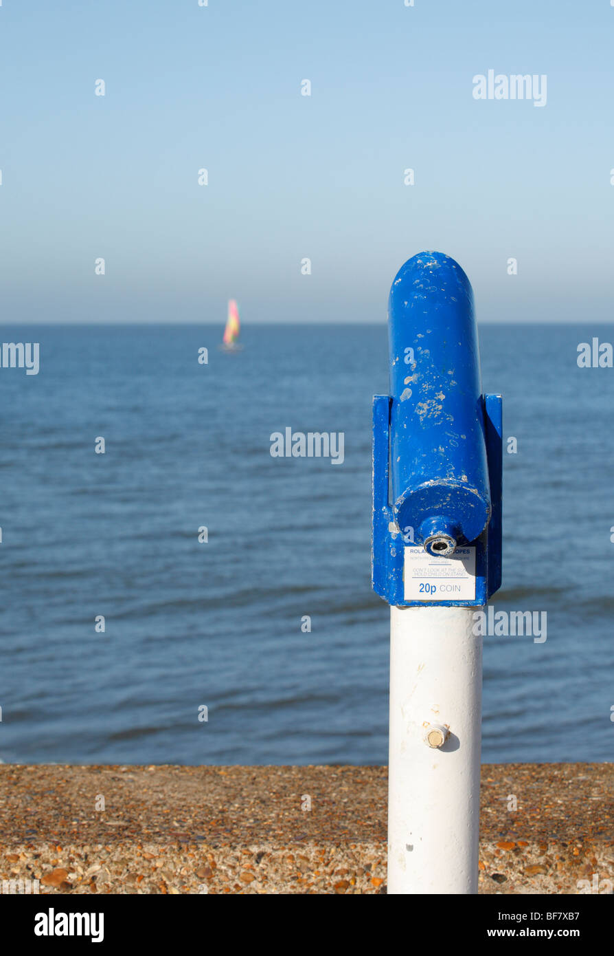 Un télescope à la mer sur la mer avec un lointain voile visible. Banque D'Images