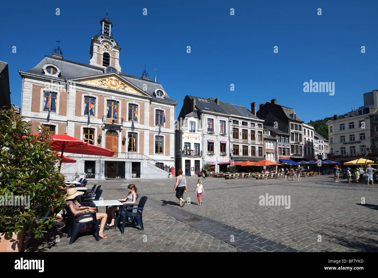 La Grand Place avec des cafés et de la Mairie. Banque D'Images