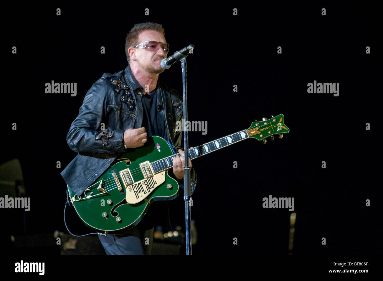 Le groupe rock U2 en concert Banque D'Images