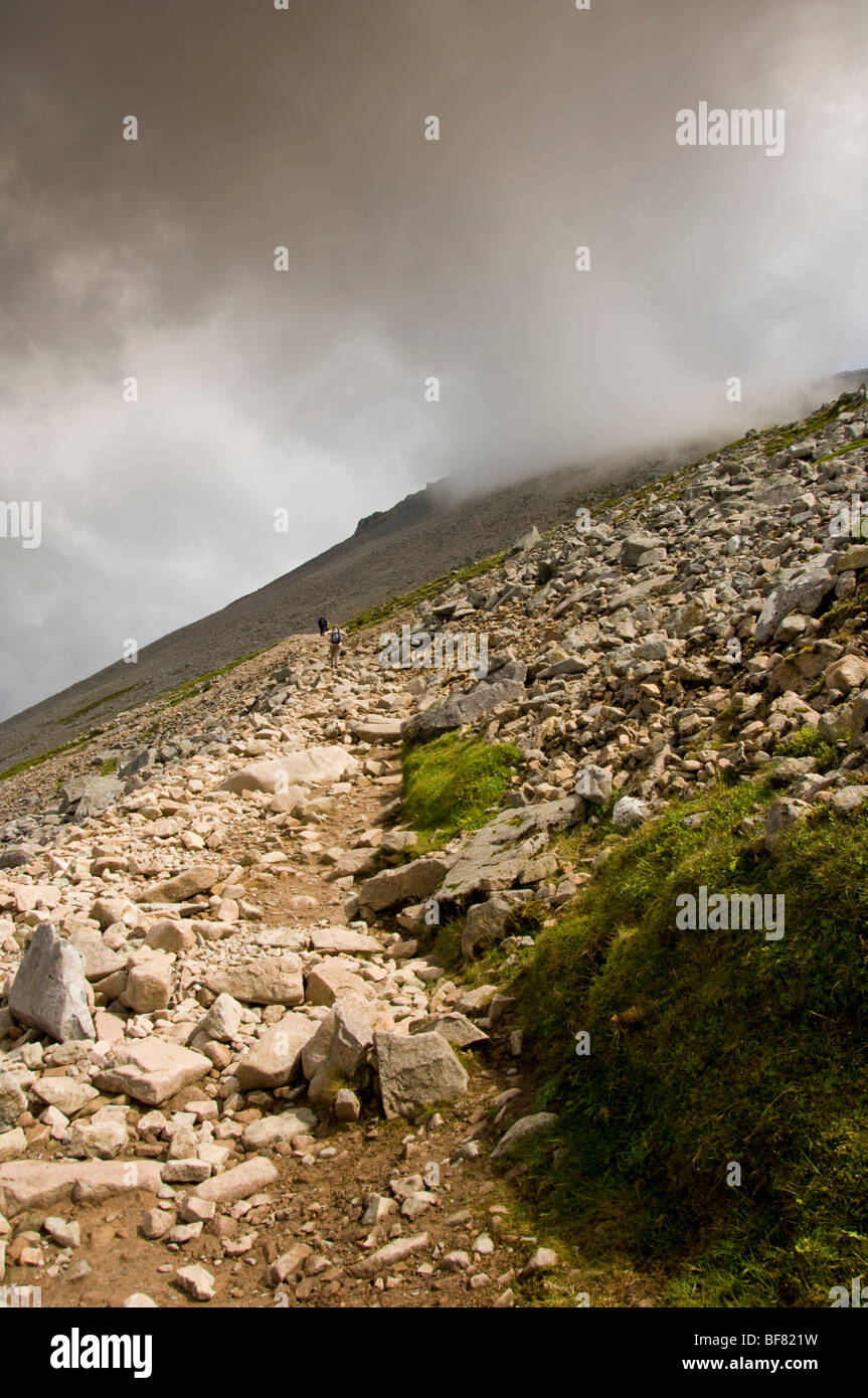 Sentier rocheux escarpé sur l'ascension de Ben Nevis. Banque D'Images