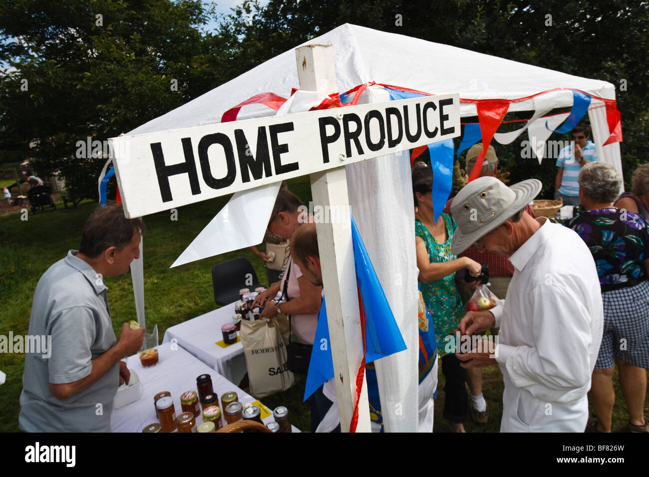 Un étal de vente accueil produire à une fête du village rural dans les Cotswolds, Eastleach Turville, Gloucestershire, Royaume-Uni Banque D'Images