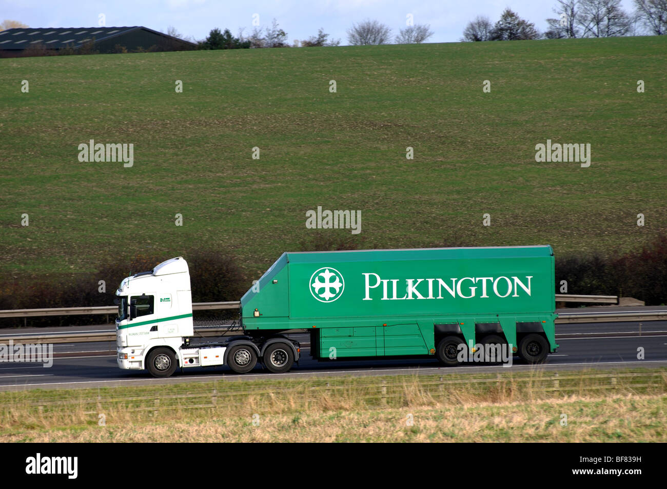 Pilkington camion sur l'autoroute M40, Warwickshire, England, UK Banque D'Images