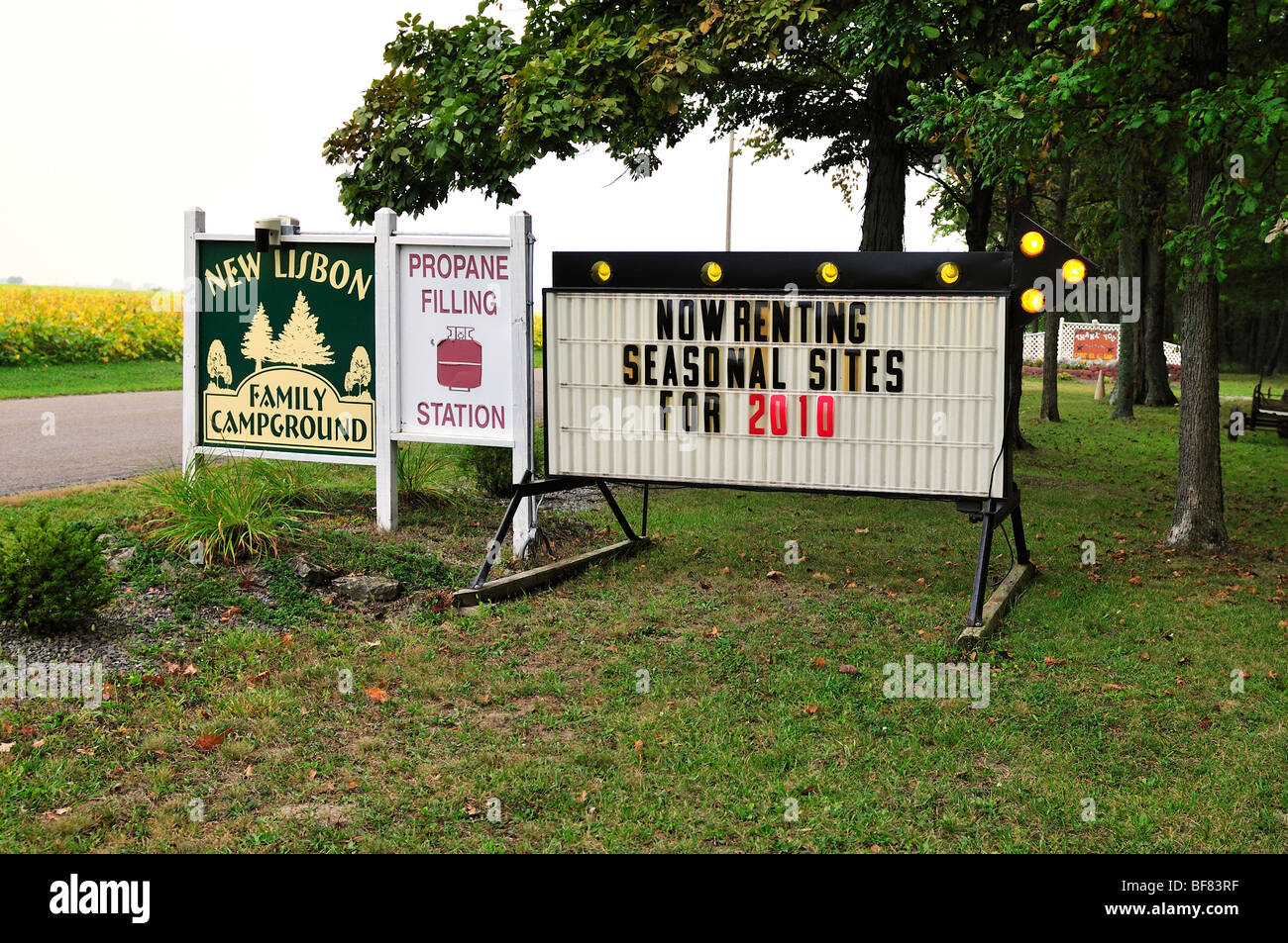 Nouveaux panneaux directionnels Banque de photographies et d’images à