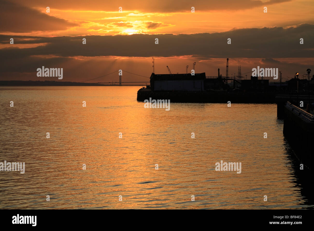 Coucher de soleil sur les quais de la Coque et pont Humber lointain, Kingston Upon Hull, East Yorkshire, Angleterre, Royaume-Uni. Banque D'Images